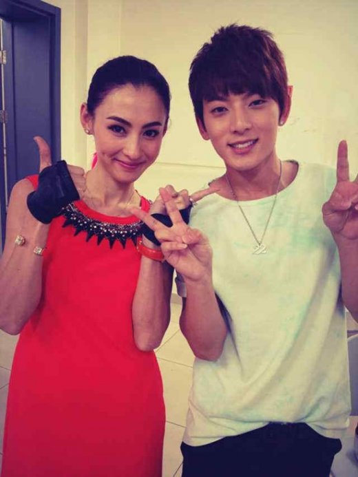 陈翔助阵明星演唱会后台与柏芝小沈阳亲密合影