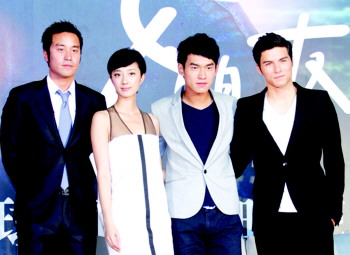 照片:8月1日,演员张孝全,桂纶镁