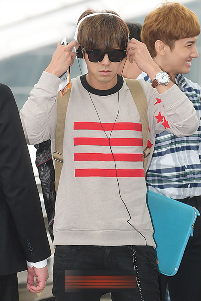 东方神起现身机场 郑允浩胡子拉碴全程黑面(高清组图)