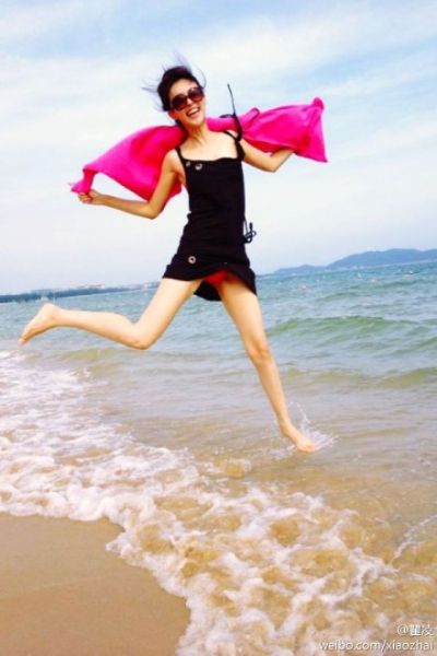 兽兽翟凌三亚度假着比基尼海滩戏水秀性感身材
