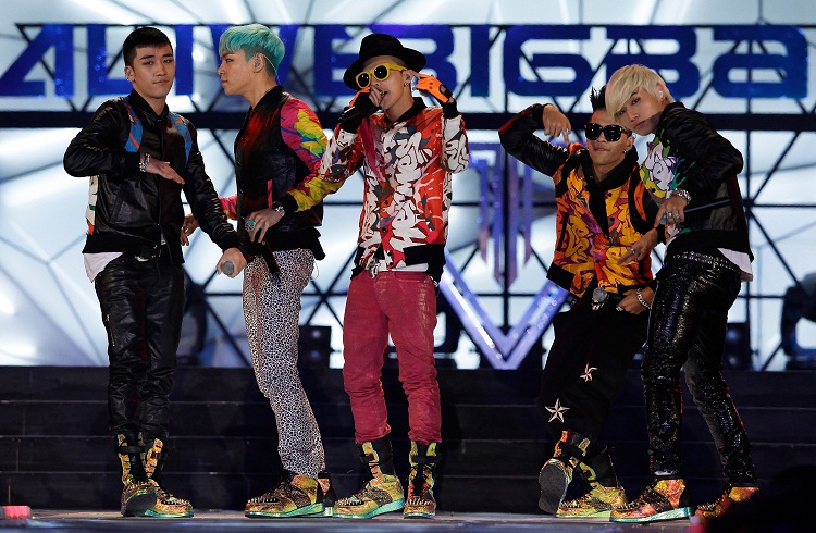 big bang在新加坡演唱,例牌脱衣露肉演出.