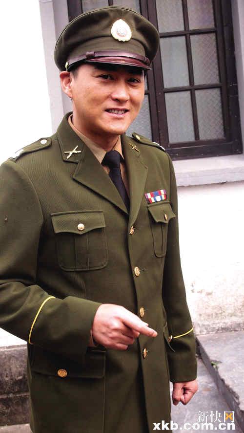 剧中,刘小锋饰演的国民党保密局虔州站站长唐英杰,狡猾多疑,冷酷残忍.