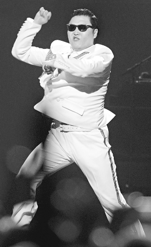 鸟叔前晚在美国表演招牌"骑马舞".