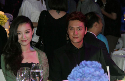 倪妮深夜为冯绍峰庆生恋情甜蜜疑好事将近