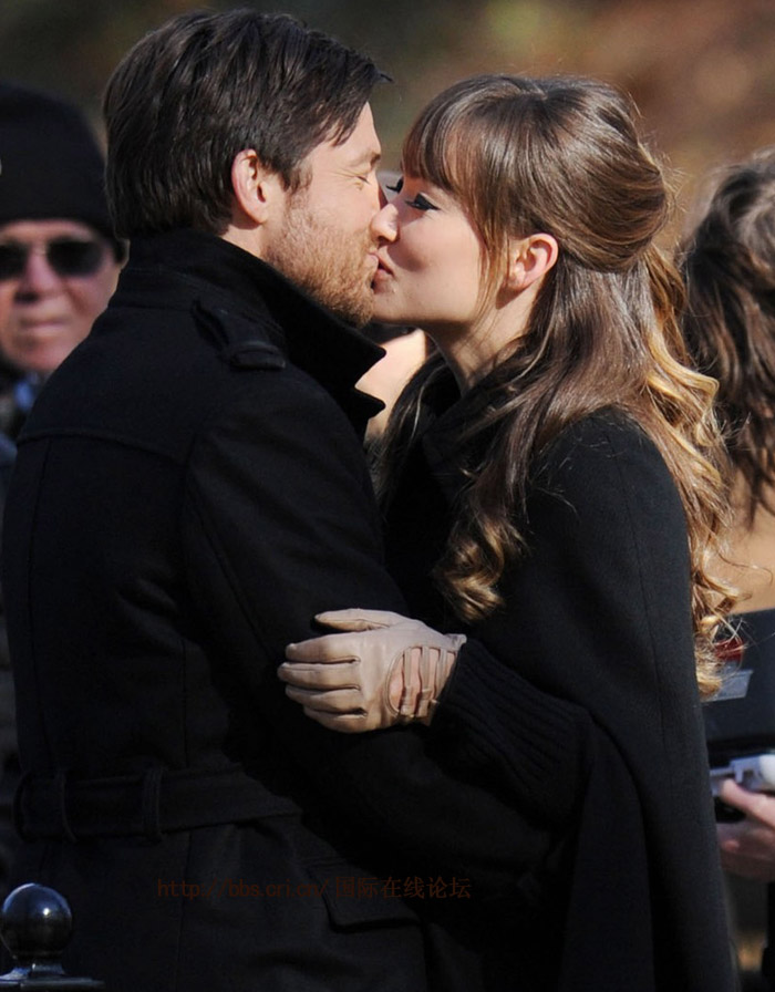 奥利维亚?王尔德与男友街头拥吻 搂脖送抱幸福羡煞旁人