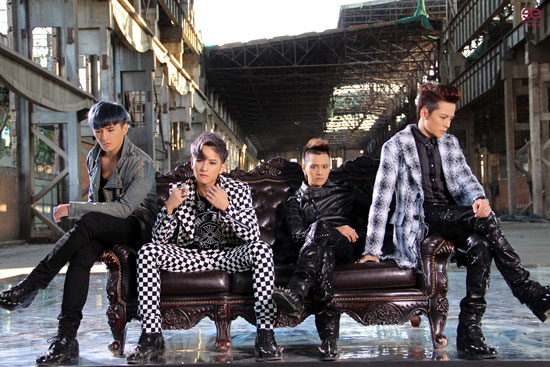 至上励合mv花絮照曝光英伦绅士装扮演绎复古风