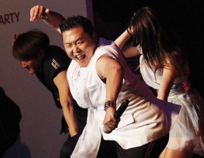 psy《江南style》在各地掀起热潮