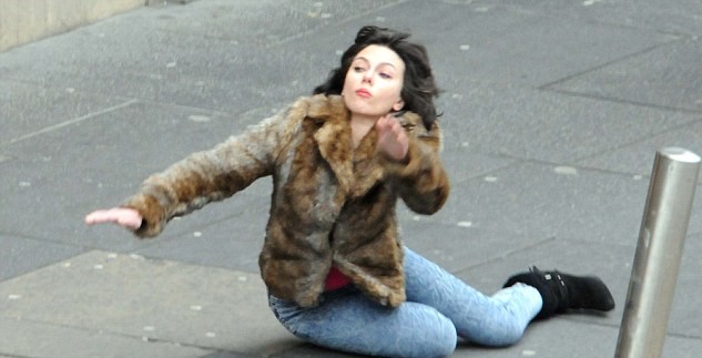 肌肤下的秘密片场斯嘉丽卖力摔跟头敬业非常