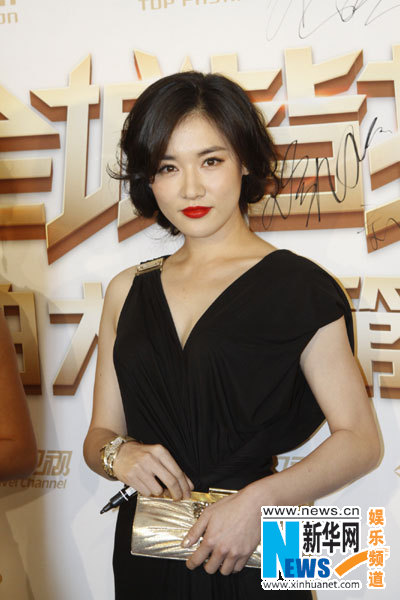 日前,演员歌洋一席黑色晚礼配以娇艳红唇性感亮相旅游