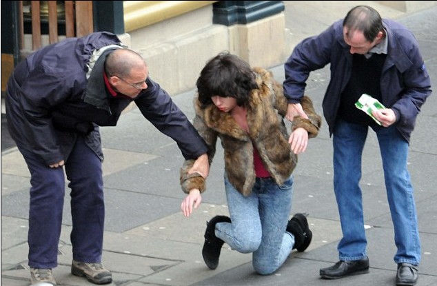 肌肤下的秘密片场斯嘉丽卖力摔跟头敬业非常