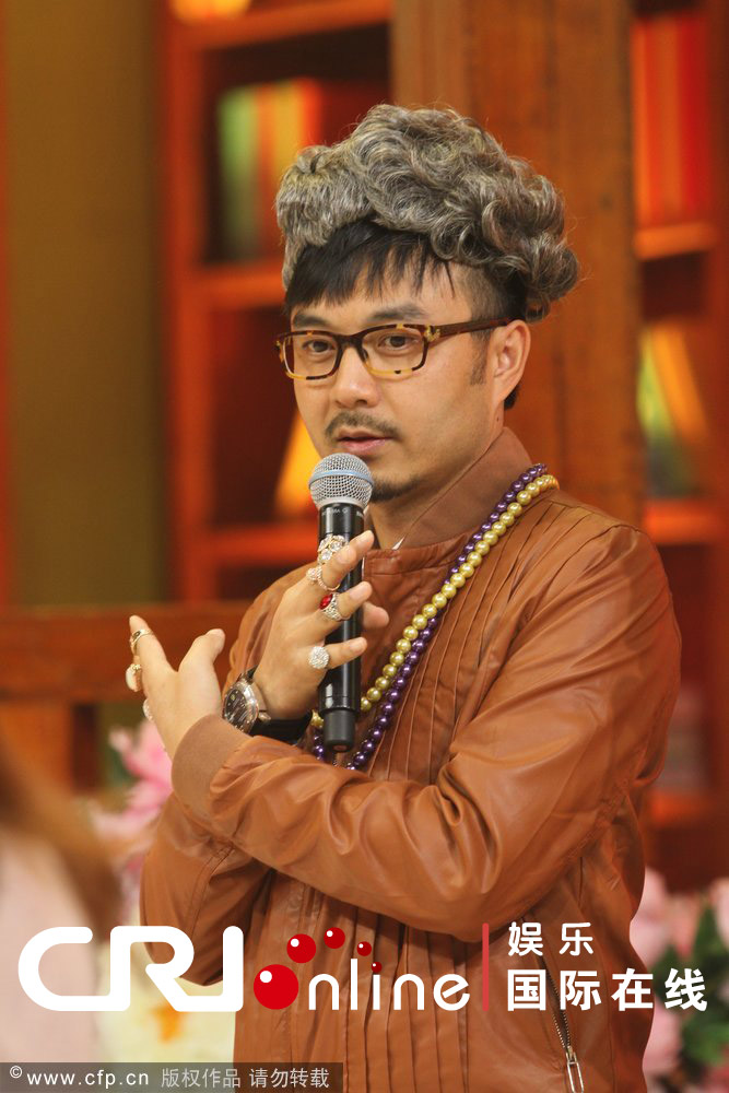 《天天向上》汪涵戴假发玩"一秒钟变格格" 做架势有模有样