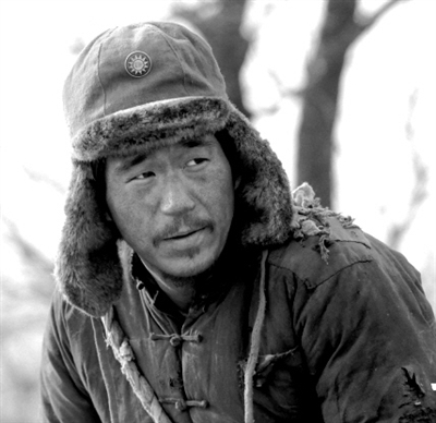 栓柱(张默饰):栓柱是彻底的"无产阶级",但和东家关系紧密,在逃荒路上