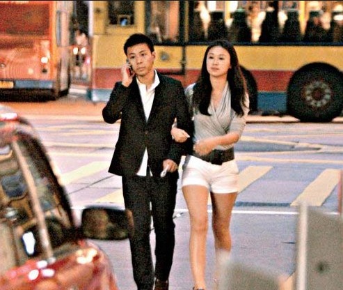 霍启仁狠甩拍拖5年女友rebecca女方难忘旧情跳楼身亡