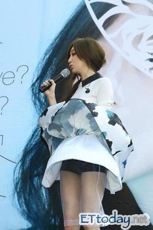 王心凌献唱宣传新专辑 裙摆飞舞露安全裤(图)_音乐频道_凤凰网
