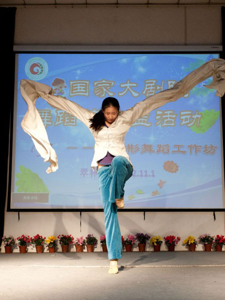 王亚彬走进翠林小学参与大剧院舞蹈节公益活动