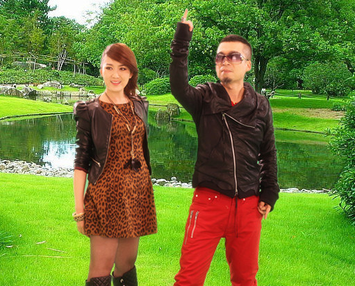 很多认出"忧 伤精灵"龙梅子和"神曲教父"老猫的路人纷纷跑来合照留念