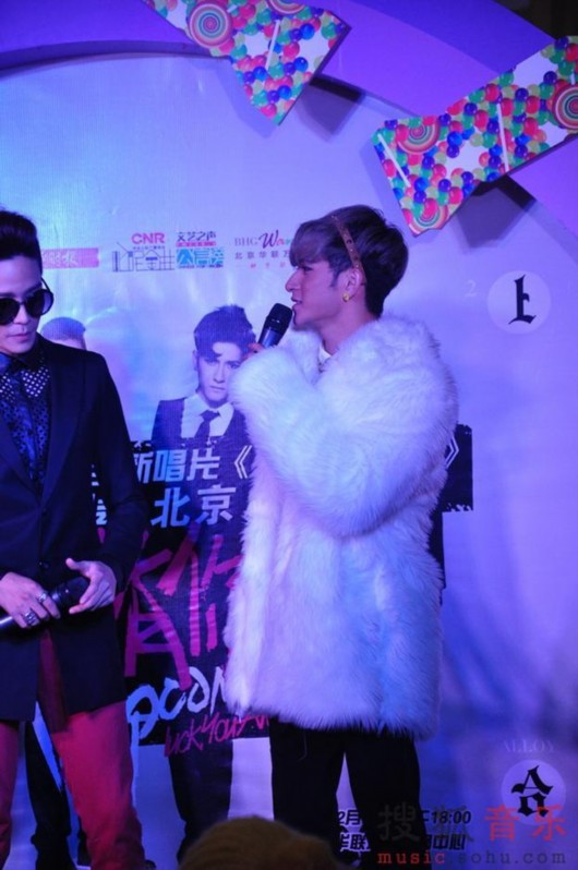 至上励合北京签售 演唱新歌《还好有你在》