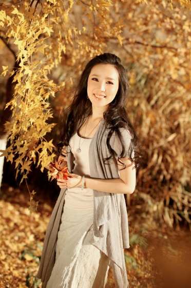 "最美军花"李芊晓近来因超靓写真曝光和发行"爱国三部曲"两件事情