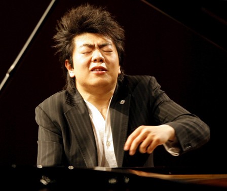 朗朗激情演奏今年刚刚三十而立的郎朗又要来南京举办音乐会了——2013