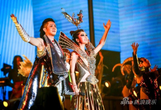 凤凰传奇巡演落幕 明年挑战四万人工体(图)