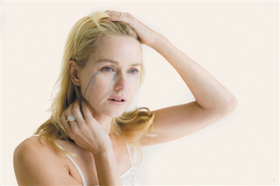 娜奥米·沃茨 年度作品:《海啸奇迹》.