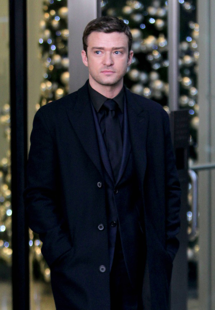 在线德州扑克热拍贾斯汀穿风衣帅气亮相