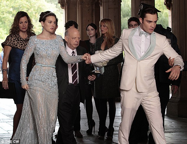 《绯闻女孩》结局剧照提前曝光 莉顿热吻艾德深情相拥