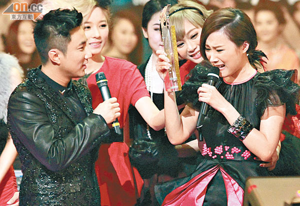 陈僖仪夺新人奖激动飙泪小肥忆亡父泣不成声