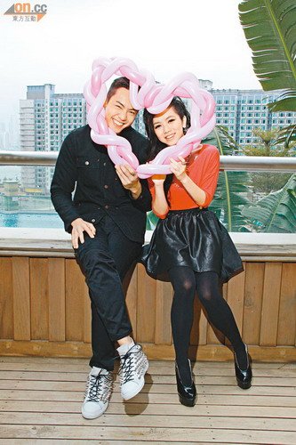 陈伟霆邓紫棋玩爱的泡泡99支玫瑰哄女友