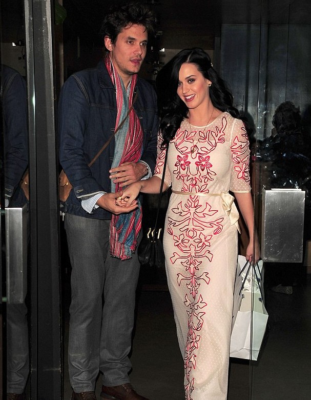 凯蒂佩里情人节约会约翰梅尔无名指戴戒指疑似再婚