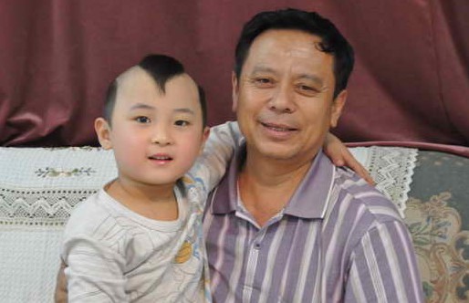 春晚童星邓鸣贺白血病恢复良好爷爷感激社会