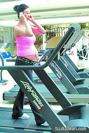 苗条魅力,又把自己装扮的时尚非常,总显得星光熠熠,但是在怀孕的时候