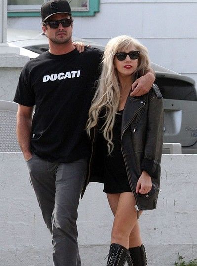 ladygaga今年夏天完婚与男友mv擦出爱火花