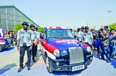 黑色英伦出租车亮相.仇惠栋摄