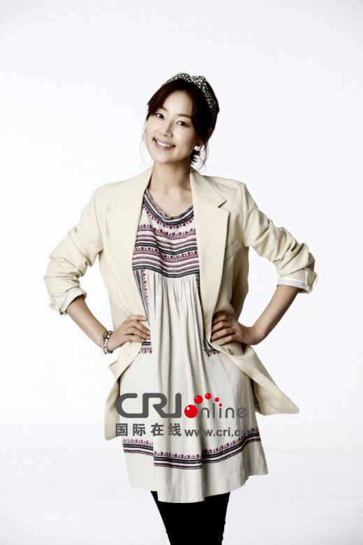 金子轻松出来吧海报曝光韩智慧一人饰两角