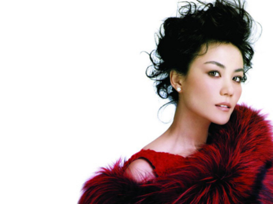 《我愿意》 王菲王菲细腻的声线配上如此缓慢的旋律,把一个为爱愿意