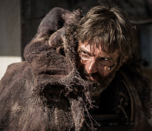 极乐世界首组宣传剧照曝光马特达蒙掀衣露肌肉