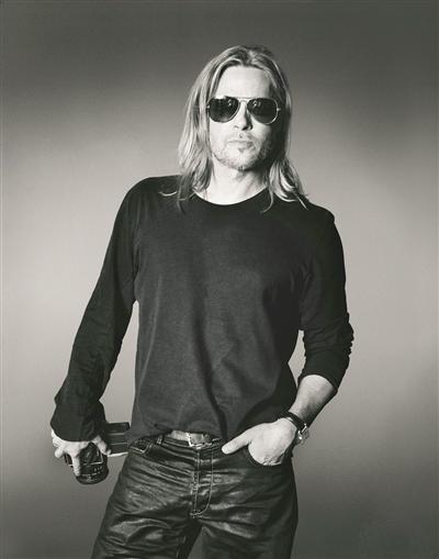 皮特硬汉造型登封面一头长发男人味十足图