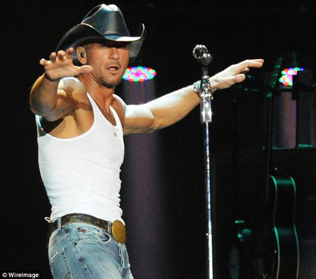 乡村天王蒂姆麦克洛演唱会大秀猛男肌肉