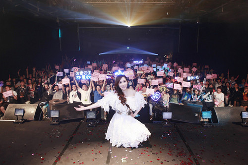 许慧欣legacy欢乐开唱黑天鹅造型火爆开场