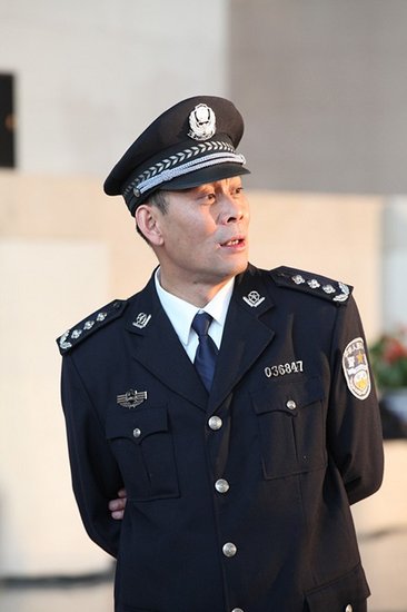 富春戏骨甘当绿叶张光北铁汉刑警助刘德华