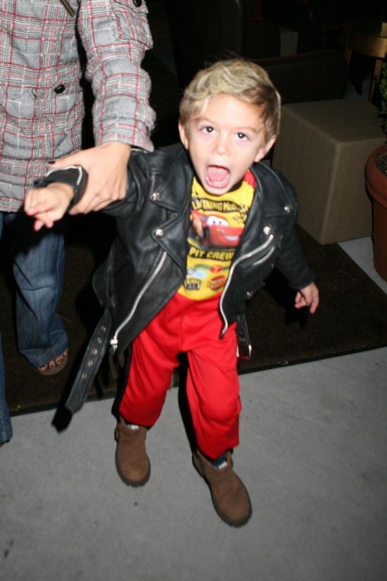 贝克汉姆安吉丽娜 明星宝宝吐舌鬼脸照(图)