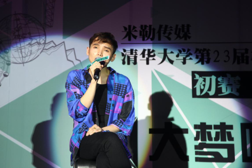 高校演艺联盟成员余泽雅现场助唱