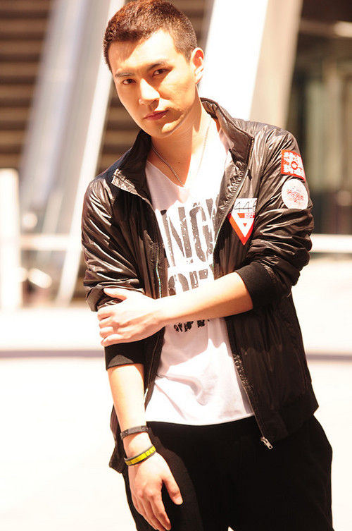 快男北京唱区惊现严宽马启光为梦想卖唱