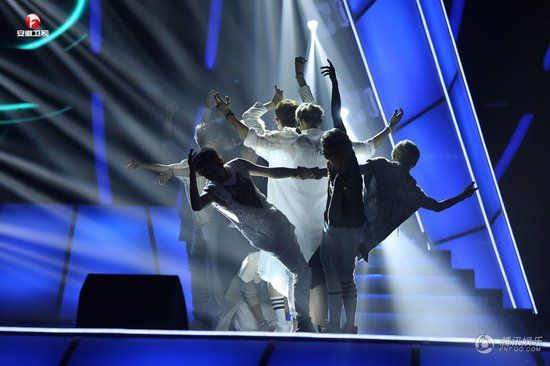 甚至有传言exo粉丝现场尖叫声盖过了台上艺人说话声,导致《亚洲偶像