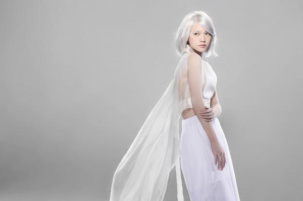 杨丞琳露背拍天使之翼mv全身雪白化身天使